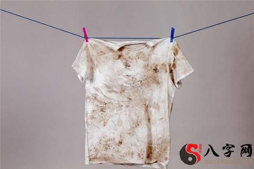梦见衣服弄脏了